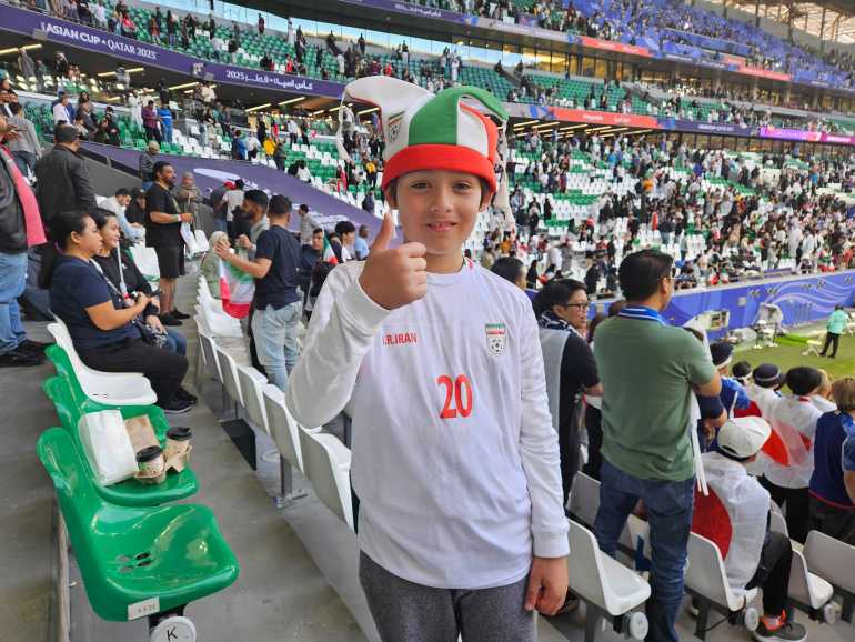 Ario, aficionado del equipo de fútbol de Irán, en el estadio Education City (Hafsa Adil/Al Jazeera)