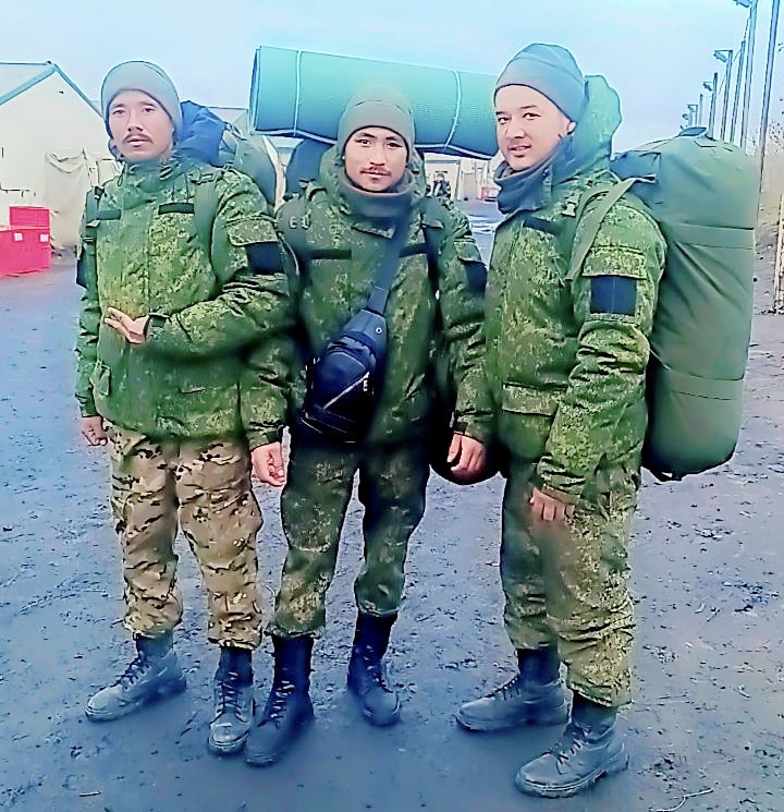 Três homens nepaleses, prontos para ir ao campo de batalha na Ucrânia ocupada pela Rússia.  (Cortesia: Atit Chettri)