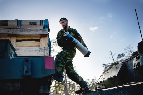 „Здравословно е да си нащрек за война“: наборната военна служба в Швеция набира скорост