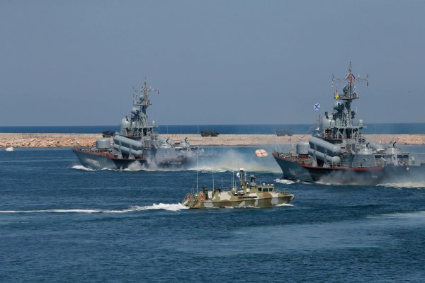 Украйна твърди, че е „унищожил“ руски кораб при атака с подводен дрон край Крим