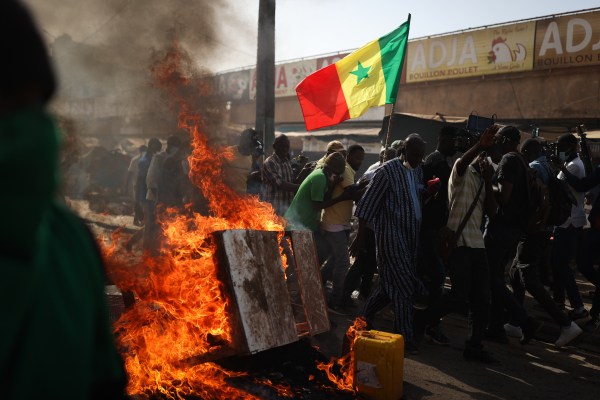 Полиция и протестиращи се сблъскват след отлагането на изборите в Сенегал