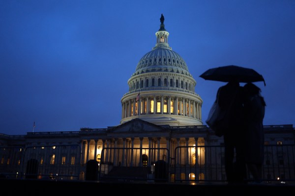 Сенатът на Съединените щати разкри двупартийна сделка на стойност 118