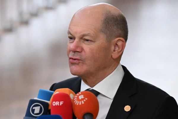 Германският канцлер Шолц призовава за единство срещу крайната десница, след като евродепутатът беше сериозно ранен