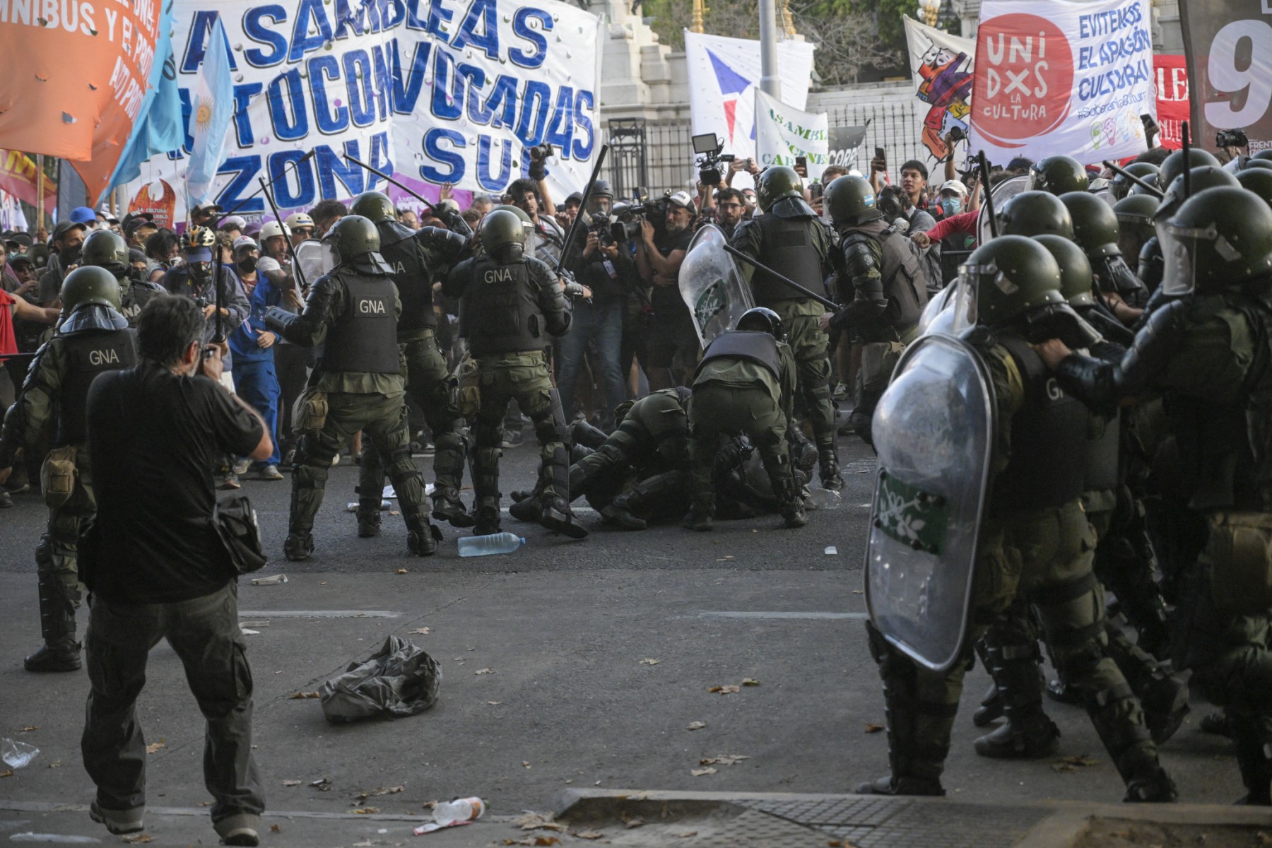 La policía argentina lucha contra los manifestantes que se oponen a la ley de reforma 'ómnibus' |  Noticias sobre protestas