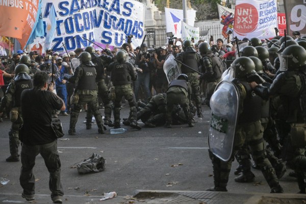 Аржентинската полиция се бори с протестиращи, които се противопоставят на законопроекта за реформа „омнибус“