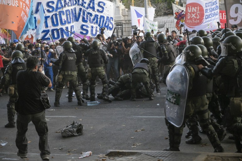 Die argentinische Polizei kämpft gegen Demonstranten, die sich gegen ein umfassendes Reformgesetz aussprechen