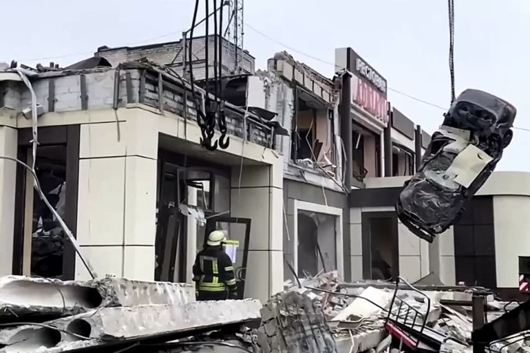 Equipes de resgate limpam os escombros de uma padaria destruída atingida por recente bombardeio na cidade de Lysychansk