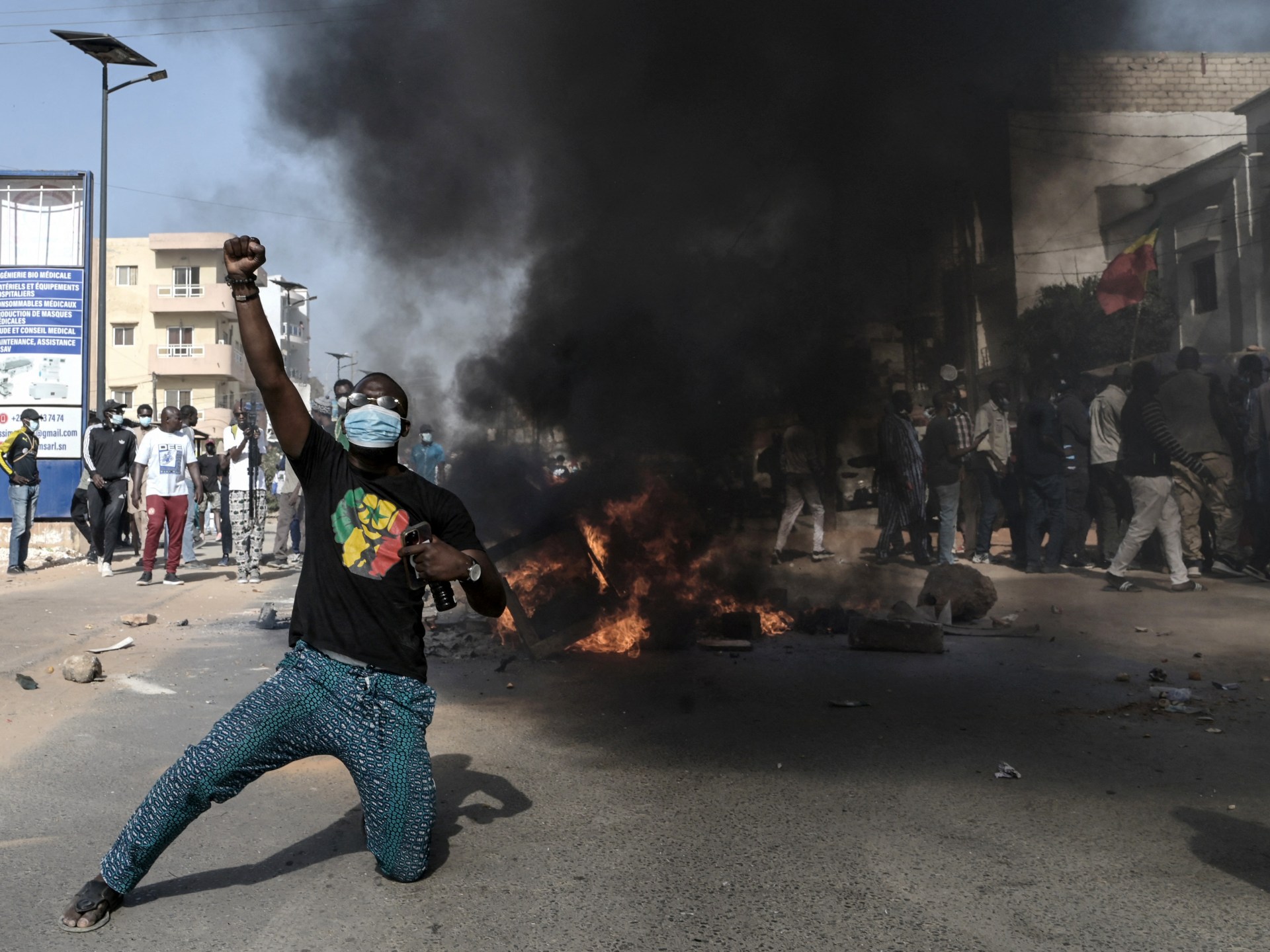 Zrážka polície s demonštrantmi po odložených voľbách v Senegale |  Volebné správy