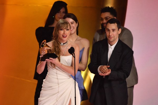 Жените помеха най добрите награди на Грами с Тейлър Суифт която