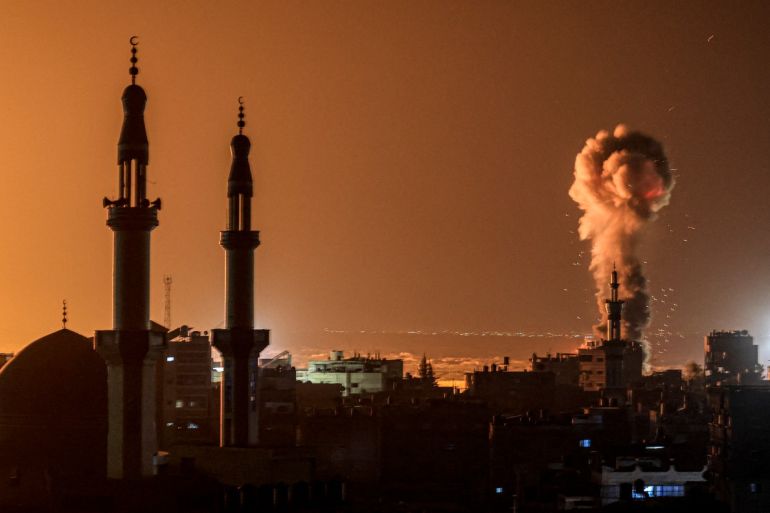 İsrail ile Filistinli militan grup Hamas arasında devam eden çatışmaların ortasında, 6 Şubat 2024'te güney Gazze Şeridi'ndeki Refah'ta İsrail bombardımanı sırasında duman yükseliyor.  (Fotoğraf: Mahmud Hams / AFP)