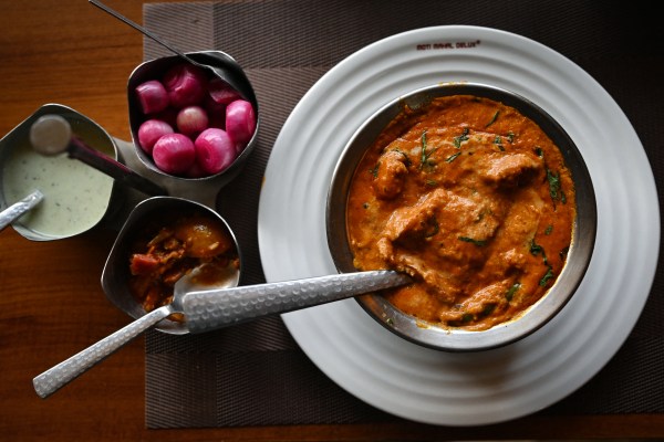 Битка с пиле с масло: Как ястието докара два индийски ресторанта до съда