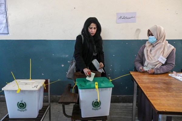 „Присъщо недемократично“: Пакистан спря мобилните услуги в деня на гласуването