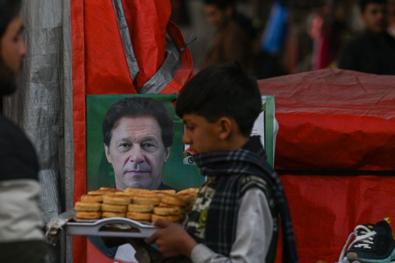 Gli indipendenti legati al PTI prendono il comando delle elezioni in Pakistan mentre il conteggio si avvicina alla fine
