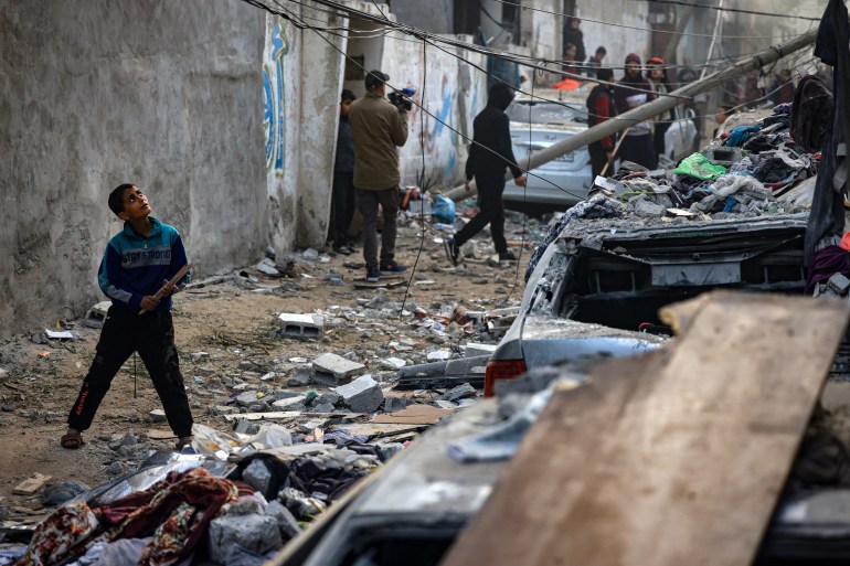La gente valuta i danni causati dal bombardamento israeliano a Rafah, nel sud della Striscia di Gaza, il 9 febbraio