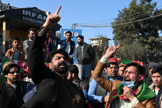 Apoiadores do Paquistão Tehreek-e-Insaf (PTI) protestam em frente a um escritório da comissão eleitoral temporária em Peshawar, em 10 de fevereiro.