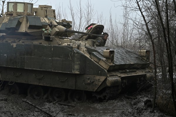 Украинската армия казва че бушуват тежки битки с натискащите руски