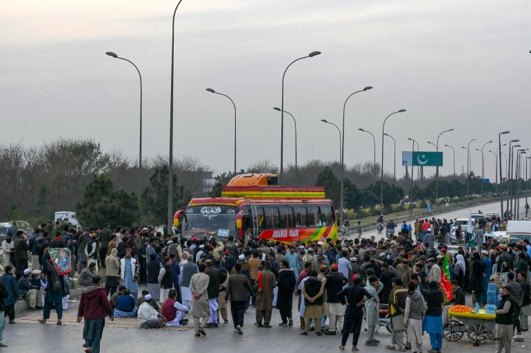 I manifestanti pakistani bloccano le autostrade per manifestare contro i risultati elettorali