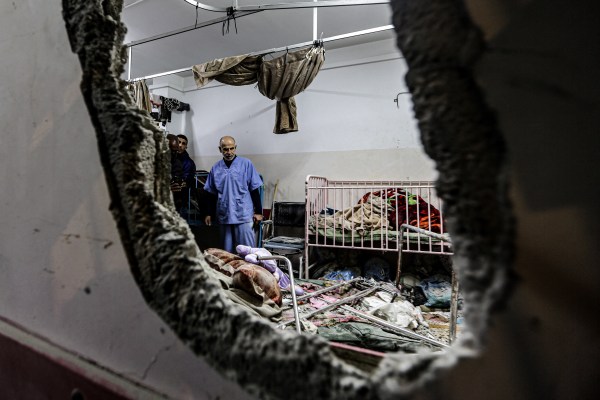 Десетки палестинци са били забелязани да напускат обсадената болница Насър