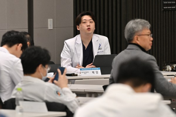 Стажант-лекари от Южна Корея излизат в знак на протест срещу реформите