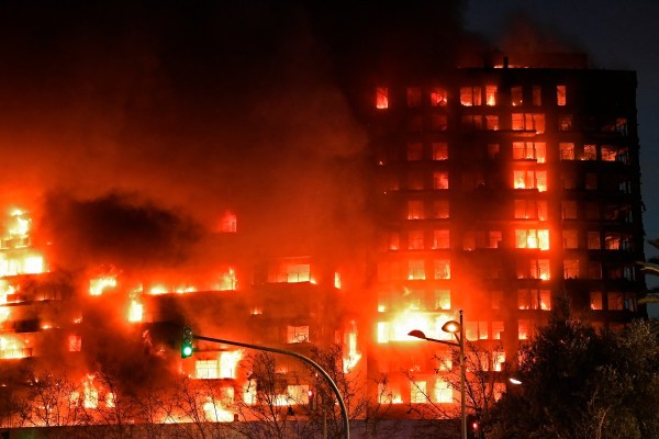Четирима загинаха при пожар, погълнал жилищни сгради в испанския Валенсия