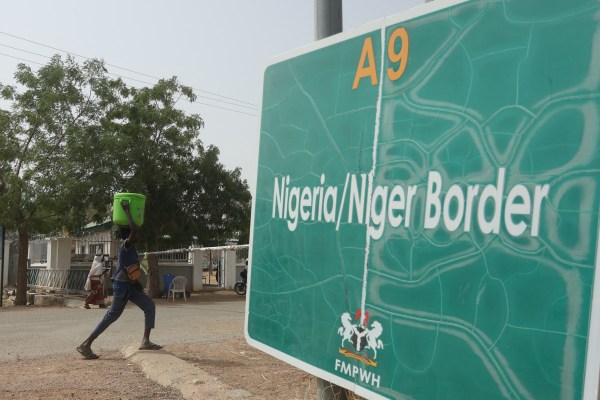 Нигерийците страдат по границата с Нигер, тъй като икономическите санкции ги ухапват