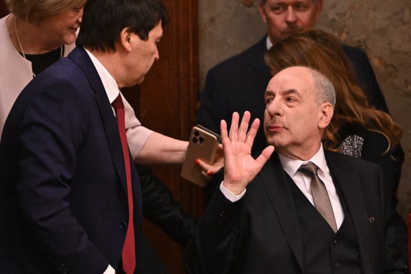 Унгарският парламент избра политически новак за президент след оставката на