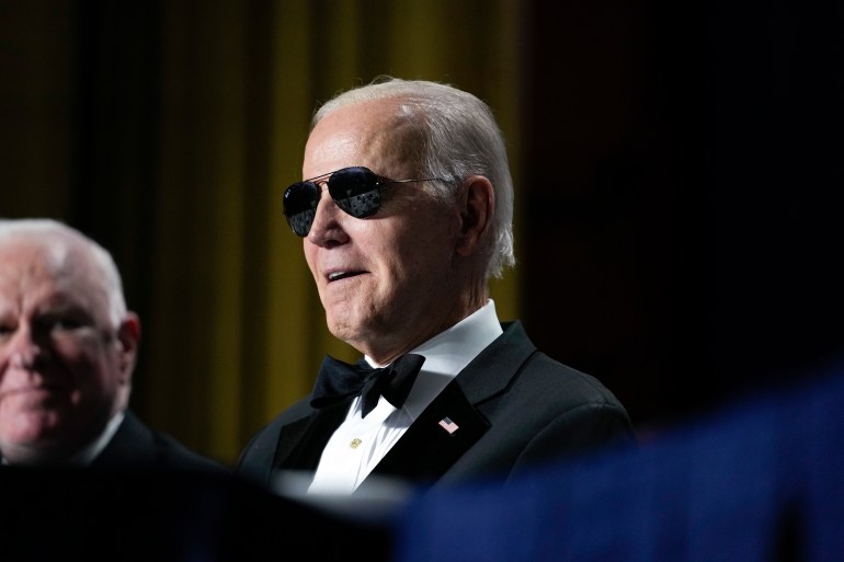 Il presidente Joe Biden indossa occhiali da sole dopo aver scherzato sul fatto di diventarlo "Brandon oscuro" personaggio durante la cena dell'Associazione dei corrispondenti della Casa Bianca al Washington Hilton di Washington, 
