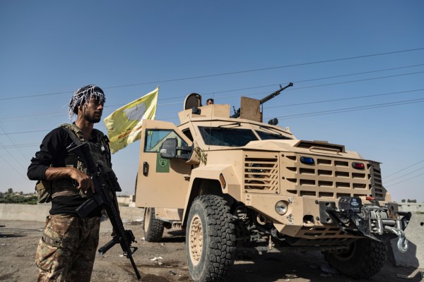 Атака срещу сирийска американска база уби кюрдски бойци, докато регионалното напрежение кипи