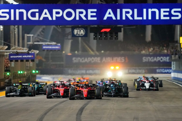 Grande Prêmio de Singapura.  Os carros estão na grade.  É noite.
