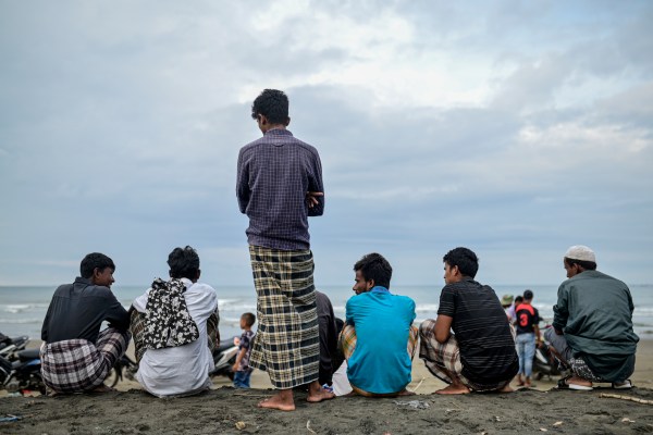 Десетки бежанци рохинги бягат от центъра за задържане на имигранти в Малайзия