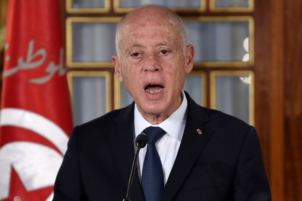 Тунизийският президент Сайед иска да накара централната банка да попълни бюджетния дефицит
