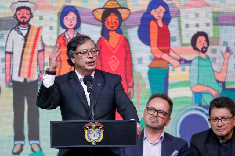 DOSSIER - Le président colombien Gustavo Petro organise une cérémonie pour entamer officiellement un cessez-le-feu de six mois dans le cadre d'un processus visant à forger une paix permanente avec l'Armée de libération nationale (ELN) à Bogota, en Colombie, le 3 août 2023. Le gouvernement colombien a a prolongé un cessez-le-feu avec le groupe rebelle FARC-EMC qui devait expirer en janvier 2024, alors que les deux parties mènent des pourparlers de paix à Bogota dans le but de réduire la violence dans les zones rurales du pays.  (Photo AP/Ivan Valencia, dossier)