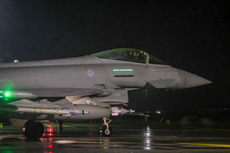 Um tufão FGR4 da Força Aérea Real decola para realizar ataques aéreos contra alvos militares Houthi