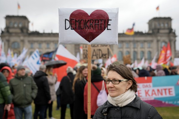 Най-малко 150 000 протестират в Берлин срещу крайната десница