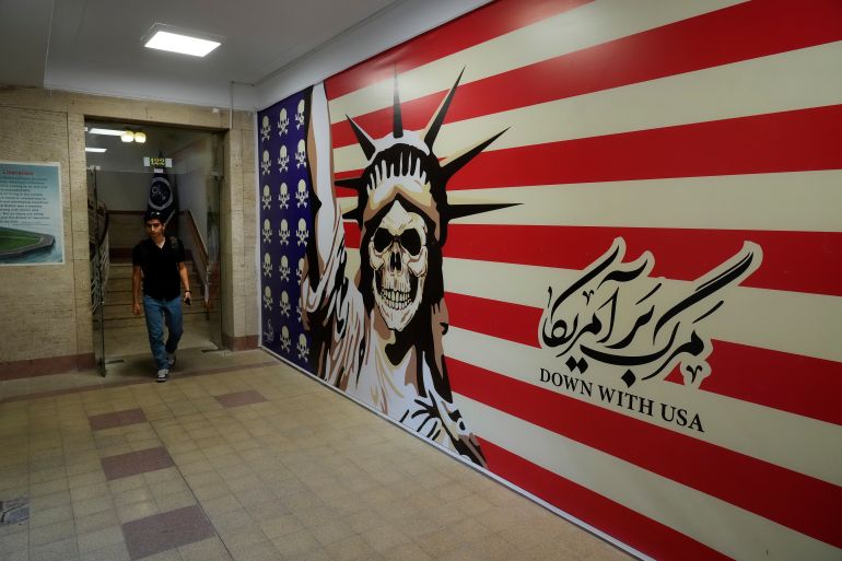Um homem caminha pela antiga Embaixada dos EUA, que foi transformada em um museu antiamericano em Teerã