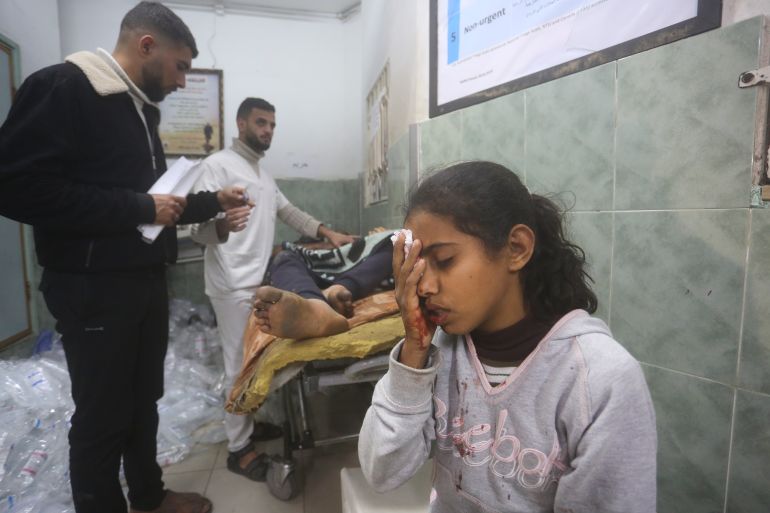 Los palestinos heridos en los bombardeos israelíes reciben tratamiento en un hospital de Rafah, Franja de Gaza, el lunes