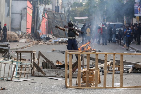Стрелба парализира Хаити, докато лидерът на бандата настоява за отстраняването на премиера