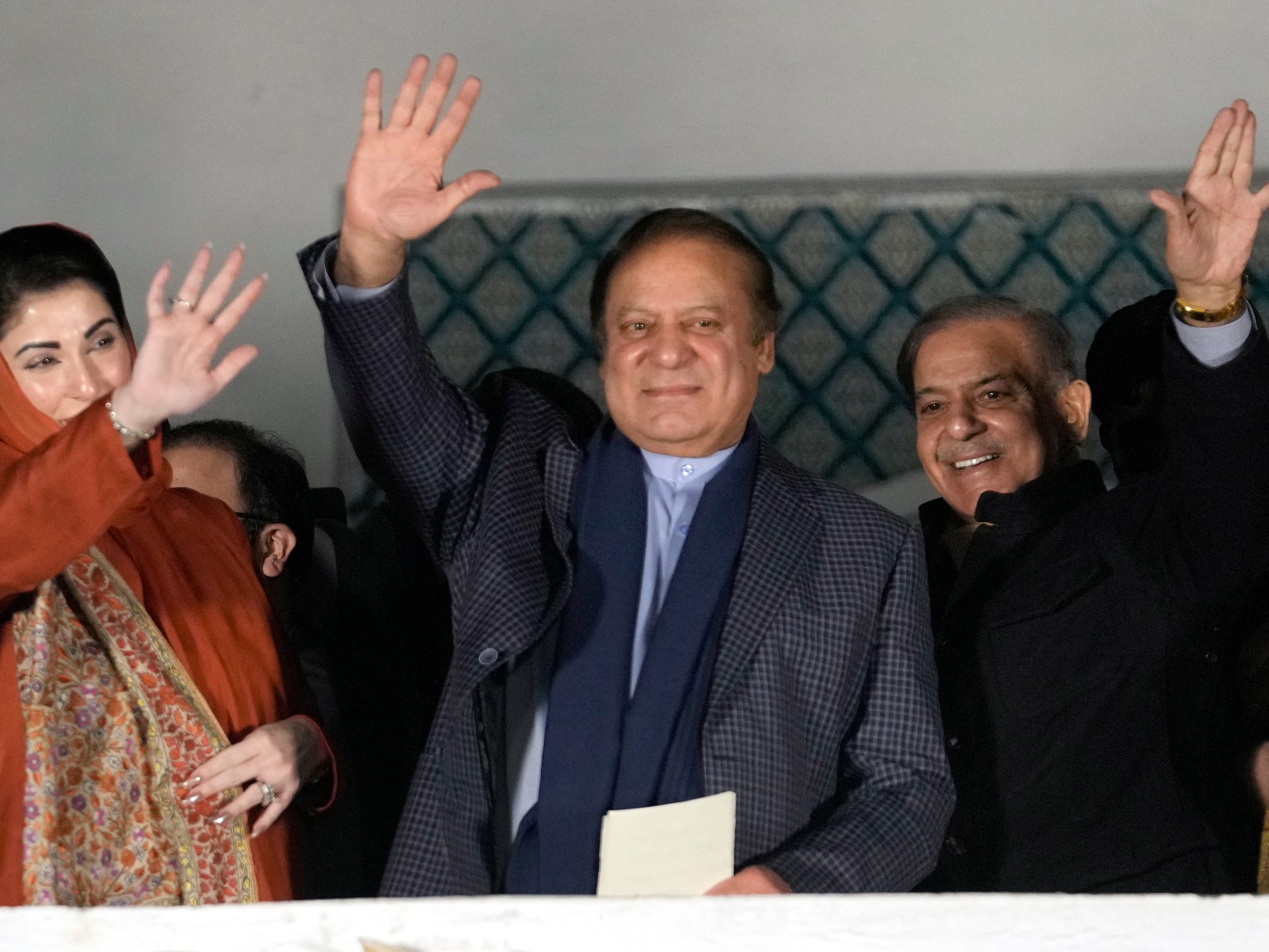 Nawaz Sharif tells crowds in Lahore he will seek to form a coalition | Elections