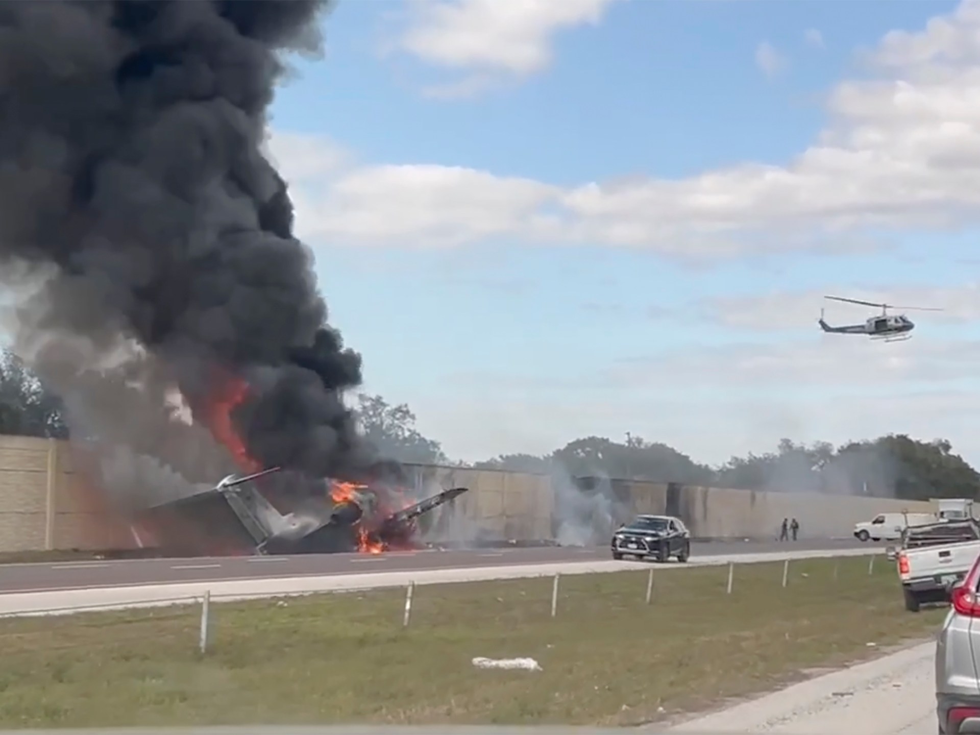 Naples, Florida plane crash kills two on US highway; officials investigate | Aviation News