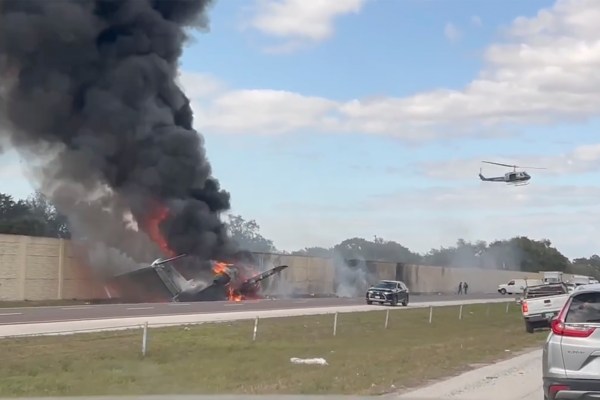 Самолетна катастрофа в Неапол, Флорида уби двама на американската магистрала; официални лица разследват