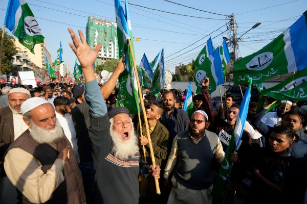 PTI на Хан води като окончателни резултати на изборите в Пакистан, наречени