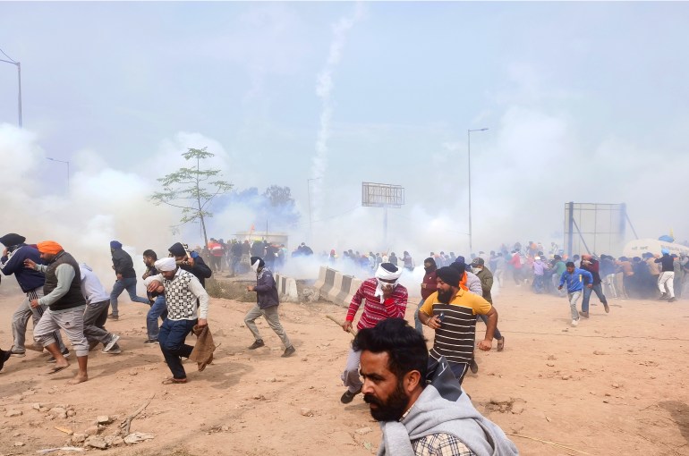 Bauern suchen Schutz, nachdem die Polizei Tränengas eingesetzt hat