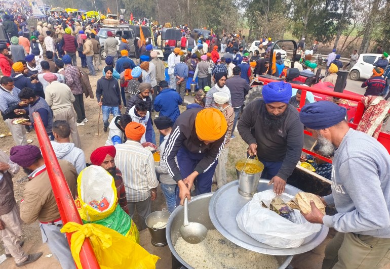 Para petani yang berbaris menuju New Delhi berkumpul di dekat perbatasan Punjab-Haryana di Shambhu, India