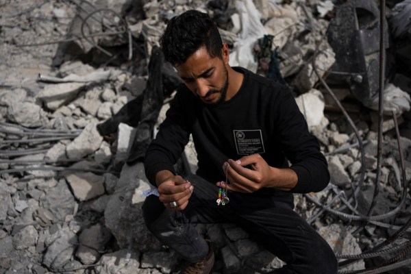 Ибрахим Хасуна се тътреше над развалините на разрушената си къща