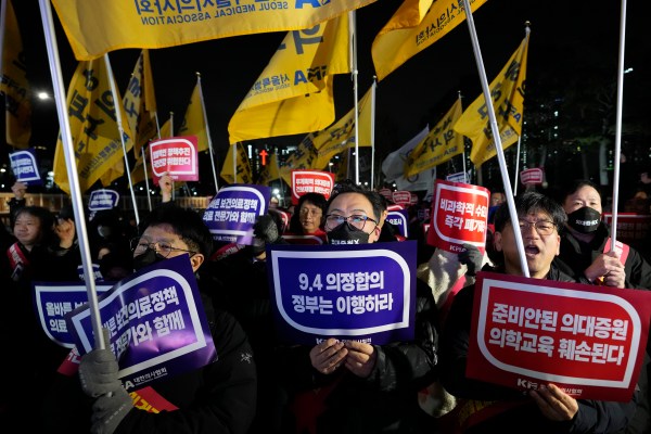 Болници в Южна Корея отменят операции, тъй като лекарите продължават да протестират