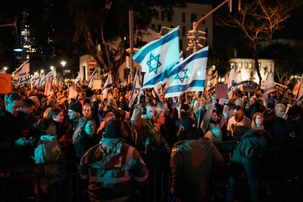 Израелският министър-председател Нетаняху отхвърли призивите за предсрочни избори, докато хиляди протестират