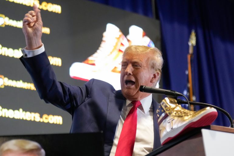 Fischi e applausi mentre Trump lancia la linea di scarpe da ginnastica da $ 399 il giorno dopo una multa da $ 355 milioni