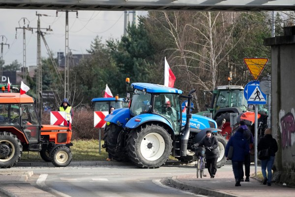 Полски фермери блокираха граничните пунктове с Украйна, разсипаха украинско зърно