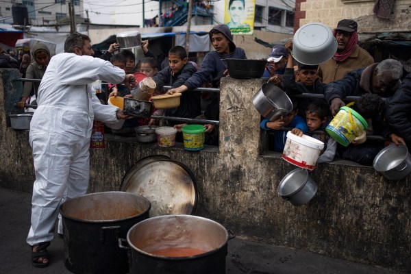 Гладът дебне Газа докато хуманитарните агенции се борят да доставят
