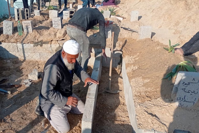 Abu-Jawad construindo uma sepultura individual com um de seus homens